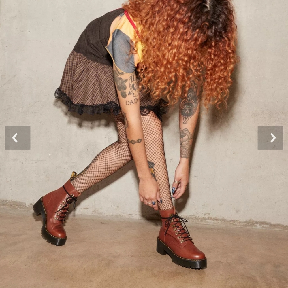 Dr. Martens Leona boots